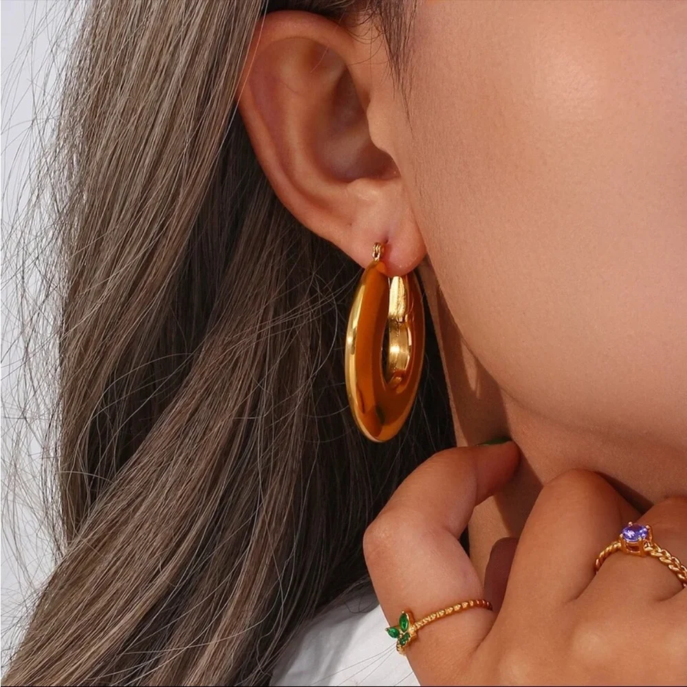 NEW 18K GOLD HOLLOW HOOP EARRINGS, NICE EARRINGS, CUTE EARRINGS - Picture 3 of 7